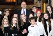 Президентът Румен Радев и с деца от спектакъла за "Българската Коледа"