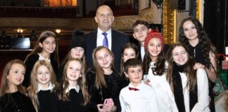 Президентът Румен Радев и с деца от спектакъла за "Българската Коледа"