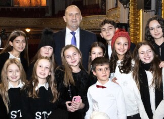 Президентът Румен Радев и с деца от спектакъла за "Българската Коледа"