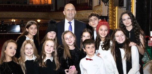Президентът Румен Радев и с деца от спектакъла за "Българската Коледа"