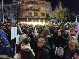 Протест срещу Бюджет 2026: Около 2000 души излязоха на площада в Бургас, вече има двама задържани 1 Протест