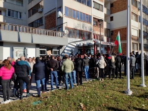 Около 300 души протестират срещу данъчната политика и бюджета на Община Несебър (СНИМКИ + ВИДЕО) 1 Протест в Несебър
