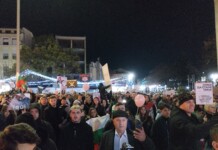 Протест срещу властта: Над 3000 души изпълниха площад „Атанас Сиреков“ в Бургас само за 30 минути (ВИДЕО) Протест