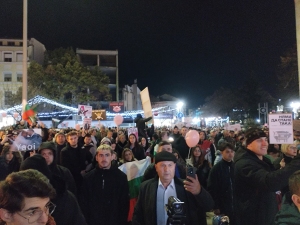 Протест срещу властта: Над 3000 души изпълниха площад „Атанас Сиреков“ в Бургас само за 30 минути (ВИДЕО) 1 Протест