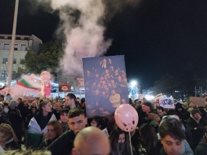 Протест срещу властта: Над 3000 души изпълниха площад „Атанас Сиреков“ в Бургас само за 30 минути (ВИДЕО) 2 Протест