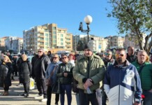 Десетки поморийци протестират пред Община Поморие срещу вдигането на местните данъци и такси Протест в Поморие