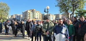 Десетки поморийци протестират пред Община Поморие срещу вдигането на местните данъци и такси 1 Протест в Поморие