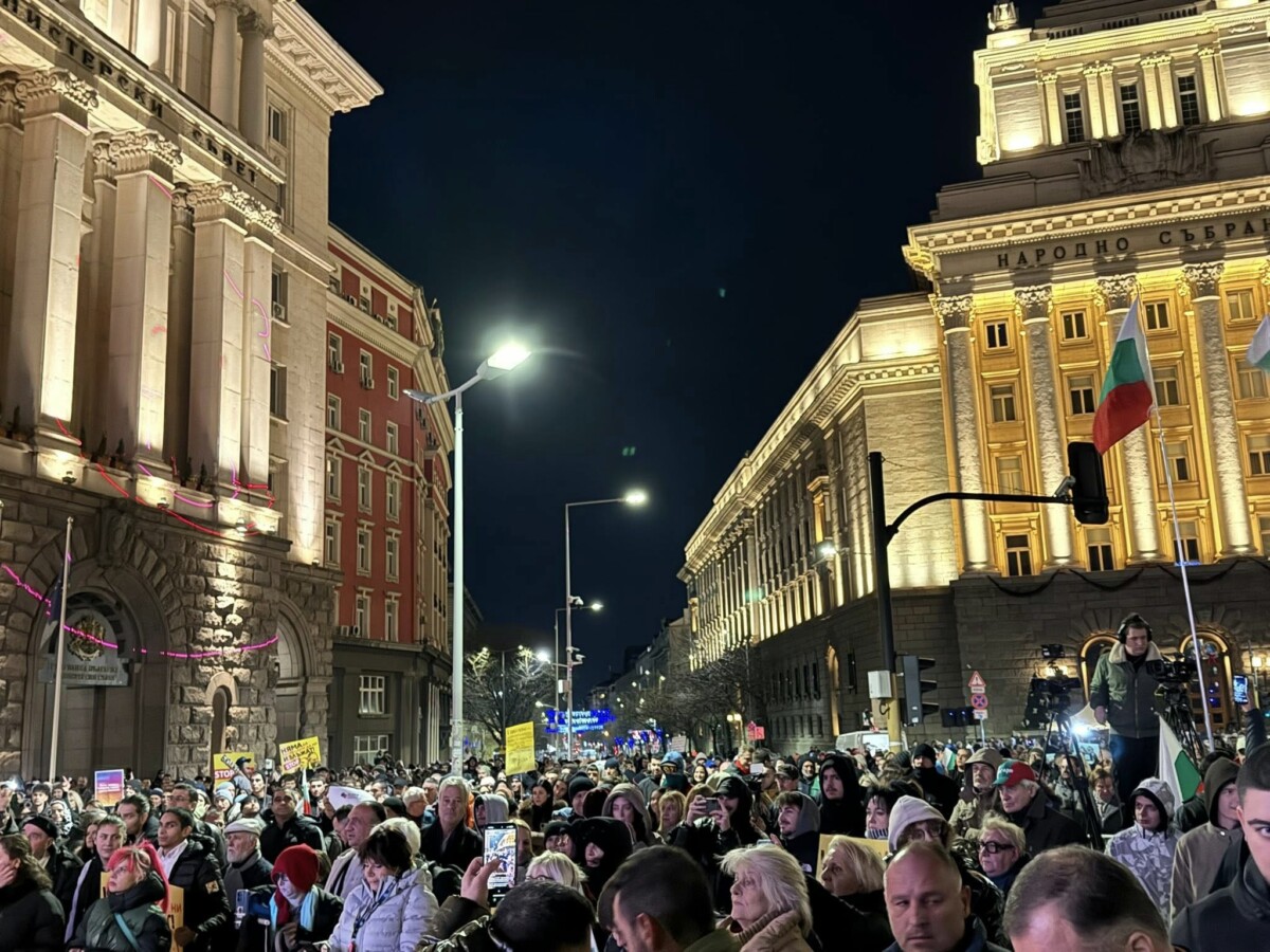 Улиците кипят Хората се възправят срещу корупцията и завладяната държава