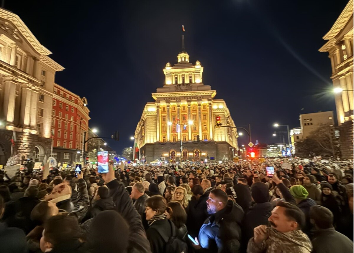 Малко след 20 00 часа в центъра на София атмосферата се