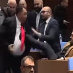 Екшън в парламента: Радостин Василев ритна в корема депутата Гюнай Далоолу! Радостин Василев рита Гюнай Далоолу
