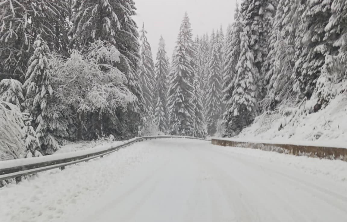 Снежни и хлъзгави пътища затрудняват движението в почти цялата страна