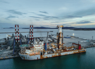 „Грийнпийс“: Корабът Noble Globetrotter дупчи дъното на Черно море: Защо това е опасна авантюра Сондажният кораб Noble Globetrotter I в пристанище Бургас