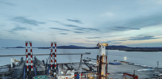 Сондажният кораб Noble Globetrotter I в пристанище Бургас