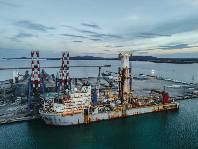 Сондажният кораб Noble Globetrotter I в пристанище Бургас Сондажният кораб Noble Globetrotter I в пристанище Бургас