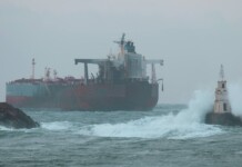 Чакат се по-добри метеорологични условия, за да евакуират екипажа на танкера „Кайрос“ Танкер