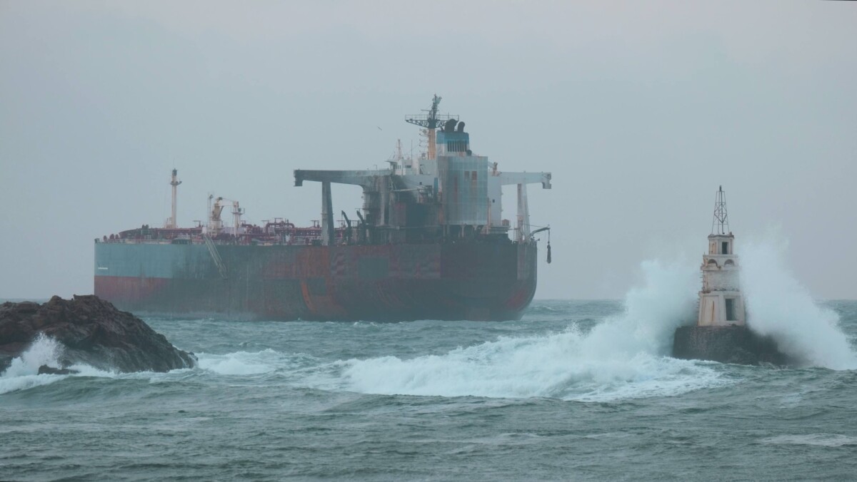 Вчера край бреговете на Ахтопол мистериозно се появи танкер поразен