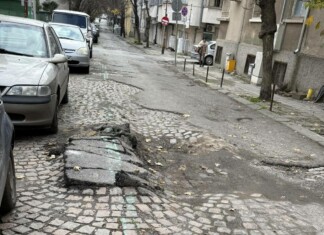 Плащаме, за да си чупим колите? Бургазлии са гневни заради уличната инфраструктура в Бургас Улица "Оборище"