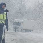 Заради снега: Камион закъса край Лом Закъсал тир край Лом