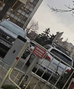 Жандармерията пред хотела