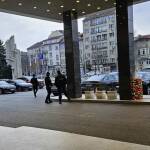 Пеевски събира координаторите на ДПС, за да организира контрапротест с автобуси? Жандармерията пред хотела