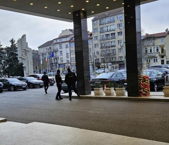 Жандармерията пред хотела