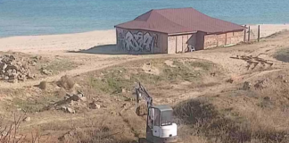 Багерът на плаж Хармани