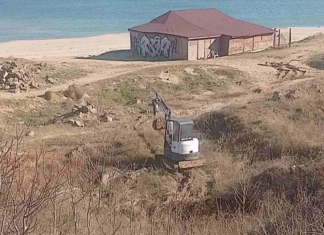 Багерът на плаж Хармани