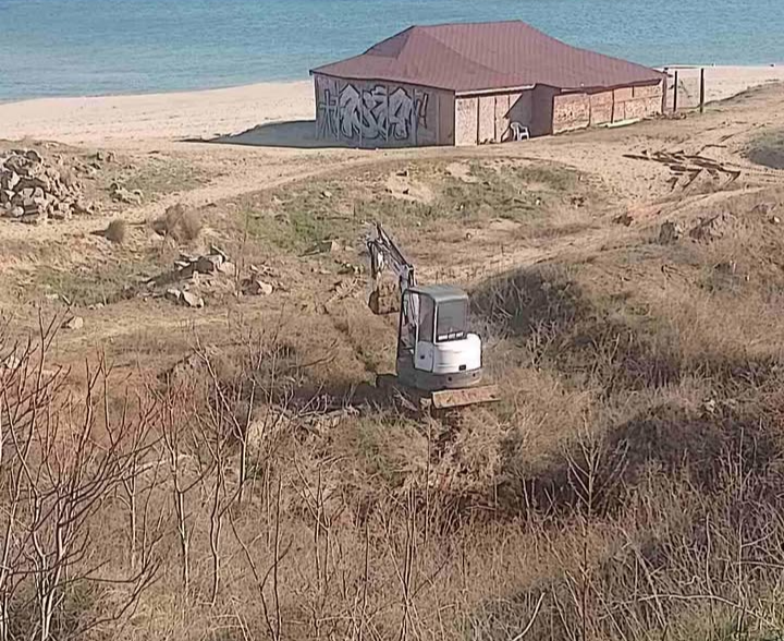 Багерът на плаж Хармани