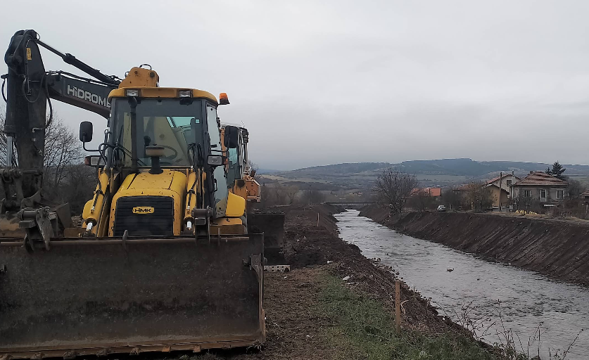 Пропукване на дига на река Струма край Батановци доведе до