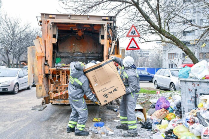 Законът или политиката: Защо СРЗИ се намеси в кризата с боклука?