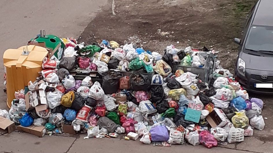 Силният вятър през последните дни изостри проблемите със сметосъбирането в