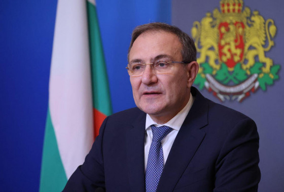 предлага на Народното събрание трайно и справедливо решение на темата