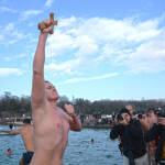 17-годишният състезател по водна топка Георги Венов спаси Богоявленския кръст във Варна Георги Венов