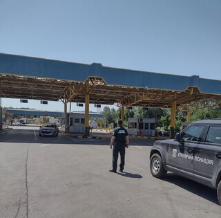 На 10 януари рано сутринта на Дунав мост служители от