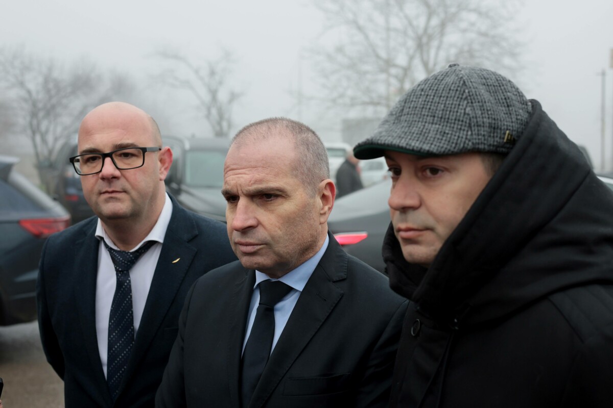 Незабавно започва проектирането на два нови пешеходни подлеза и изграждането