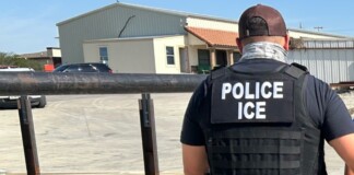 Служител на ICE