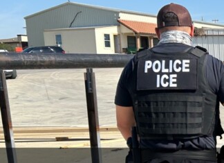 Служител на ICE