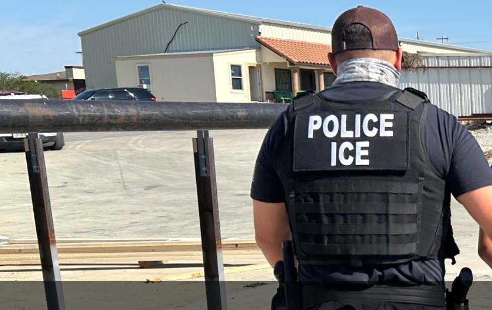 Служител на Службата за имиграция и митнически контрол ICE е