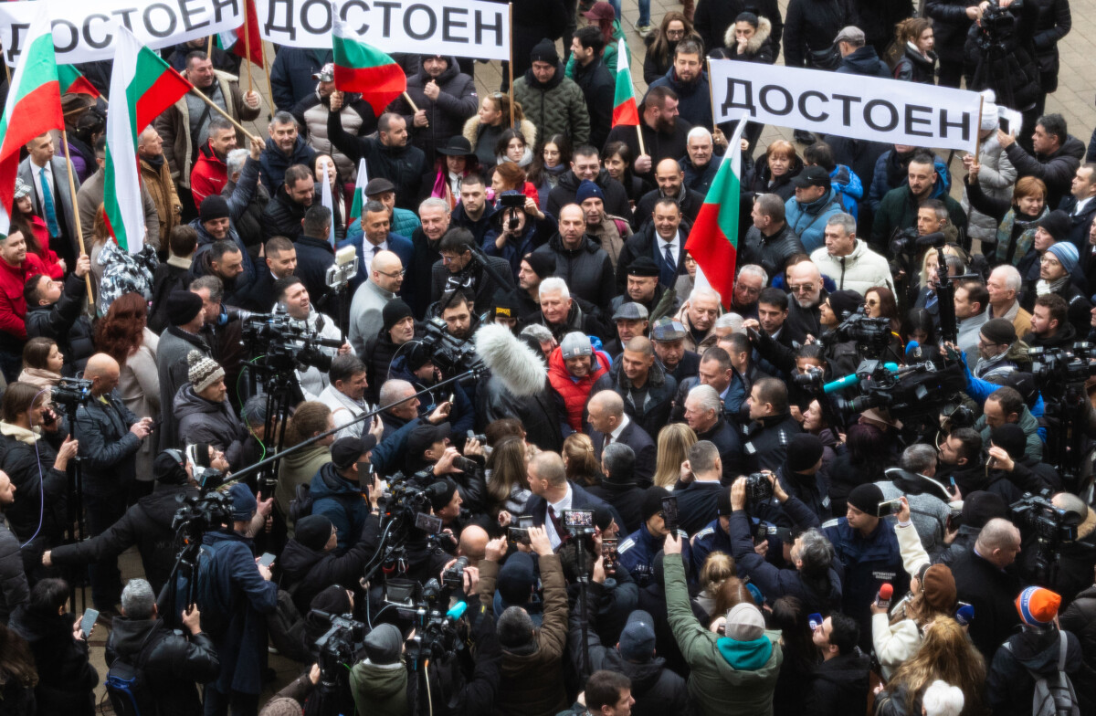 Гледам че тези дни гневът на демократичната общност се излива