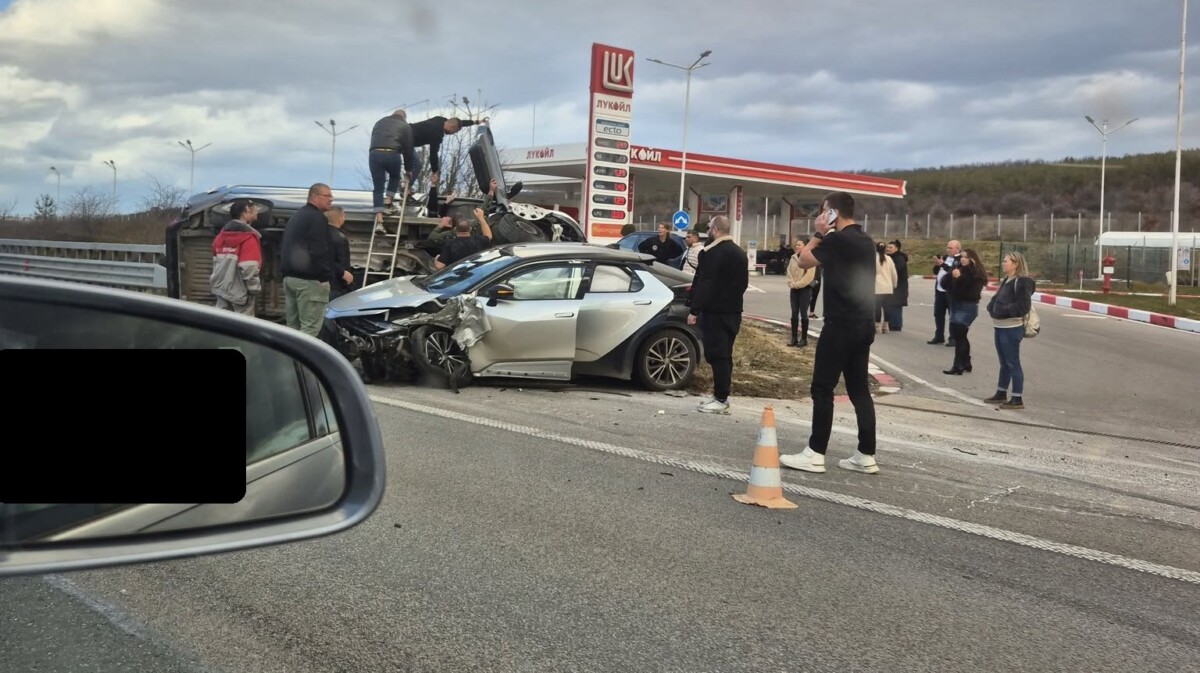 Тежка катастрофа е възникнала на АМ Тракия съобщиха очевидци в