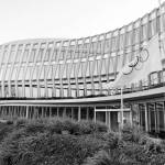 МОК спусна знамето си