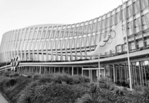 МОК спусна знамето си