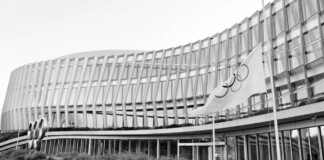 МОК спусна знамето си