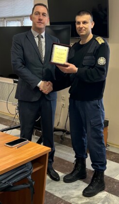 Награждаване. Снимка: ОДМВР-Бургас