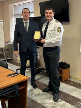 Награждаване. Снимка: ОДМВР-Бургас