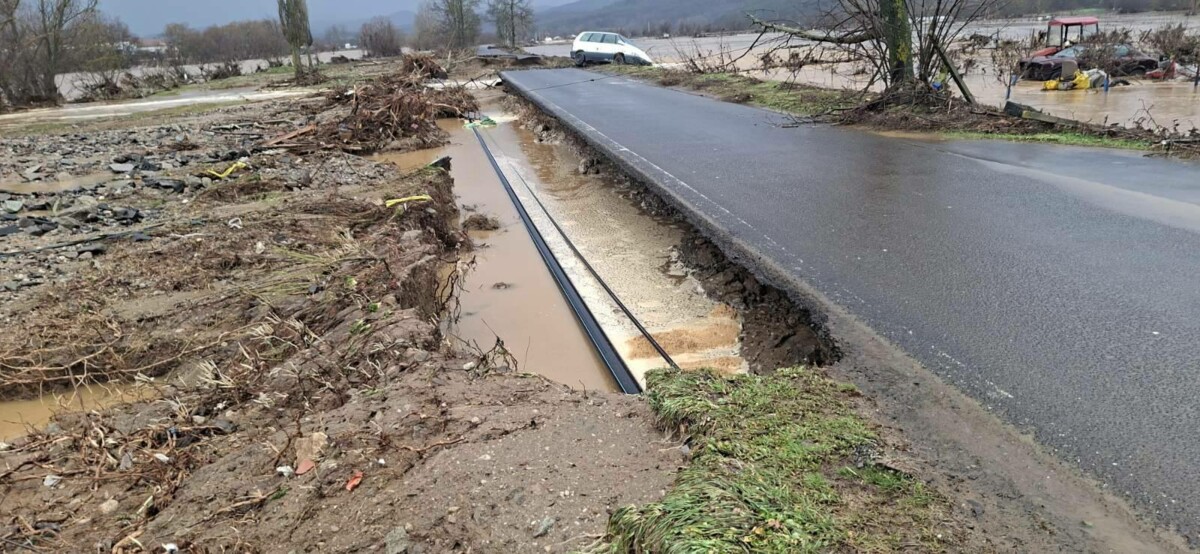 Заради пороите са залети помпени станции в самия град което