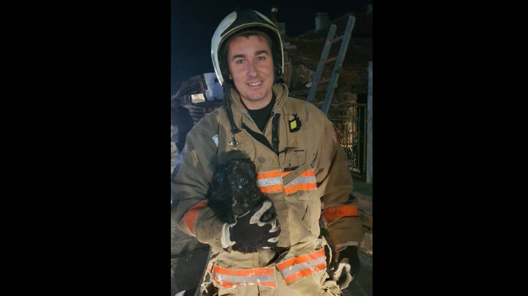 Пожар в къща унищожи част от имуществото на семейство от