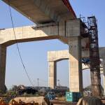 Кран се срути върху влак в Тайланд