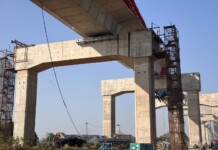 Кран се срути върху влак в Тайланд