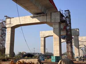 Кран се срути върху влак в Тайланд